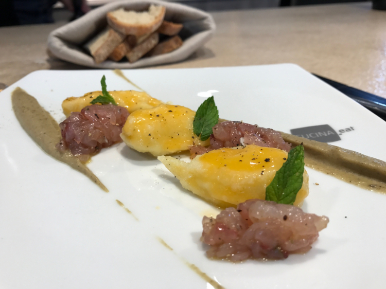 Culurgiones ripieni di crema di melanzane, nappati con salsa di scorfano, tartare di sugarello, lime, menta e pepe