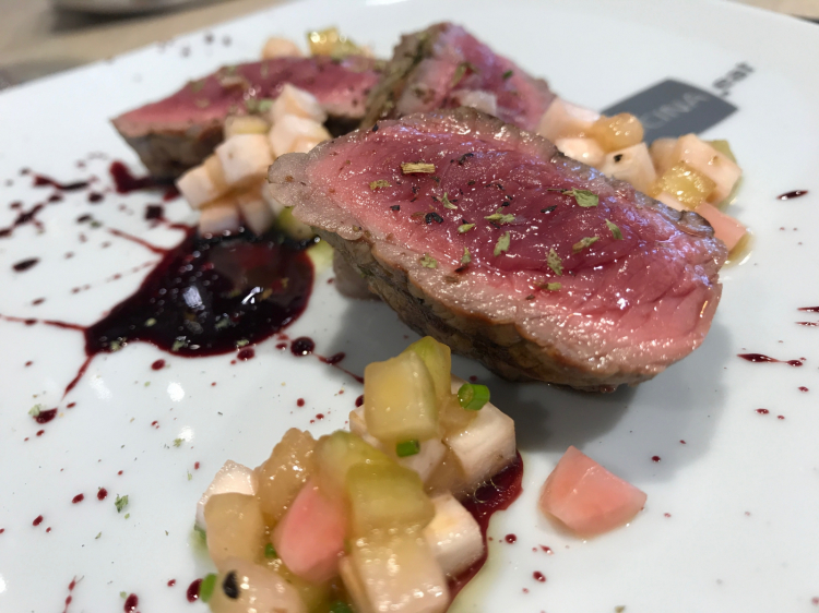 Sottofesa di scottona gallurese, insalatina di frutta e verdura, erba cipollina, origano fresco e riduzione di Carignano