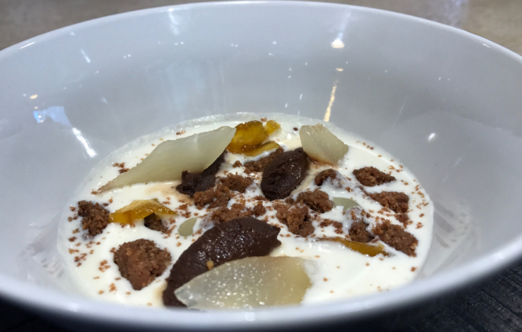 Crema di ricotta, crumble, crema di cioccolato e rum, pompia candita, gel di limone e pere