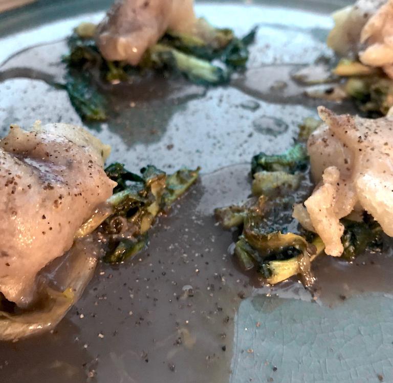 Tempura di polpo, crema di acqua di mare, polvere d'arancio, puntarelle. La tempura è fatta con farina, un po' di farina di riso e amido di mais