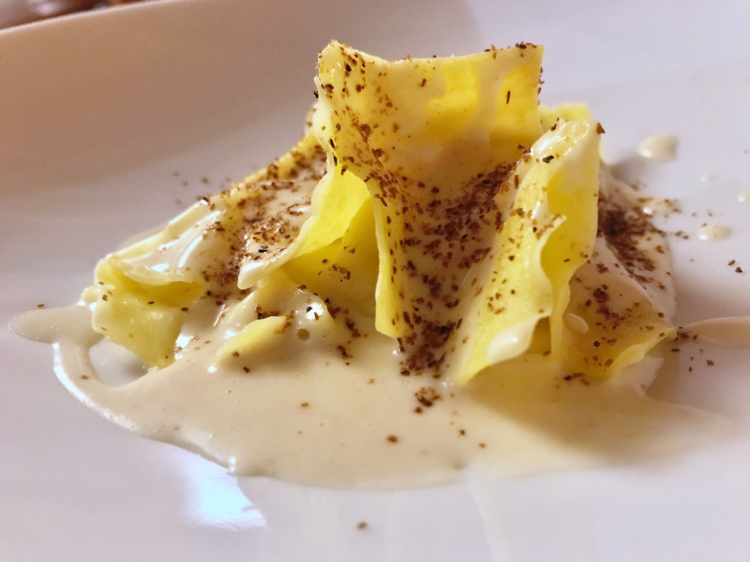Raviolini with Margherita onion, powdered onion, pepper sauce and pecorino