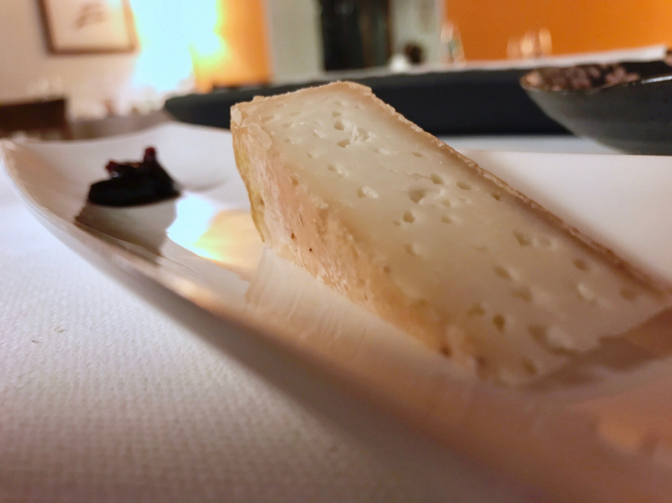 Pecorino di 2 mesi a latte crudo, viene apportata solo una leggera salatura
