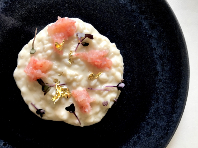 Riso di Sibari mantecato con burro acido, tartare di gamberi di nassa di Capo Vaticano, ricotta di bufala
