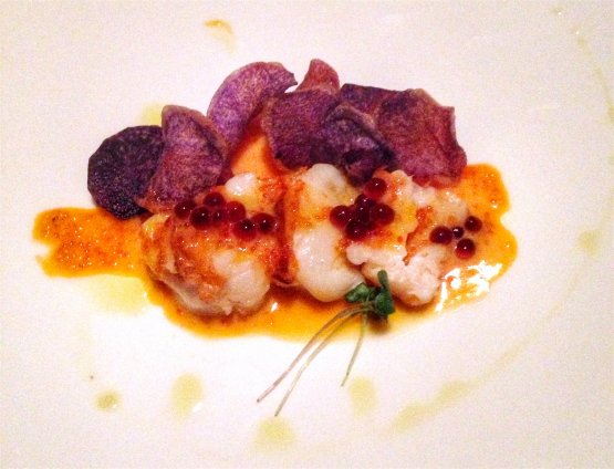 L'Aragosta cotta a bassa temperatura con caviale di soia e chips di patata viola di Okabe