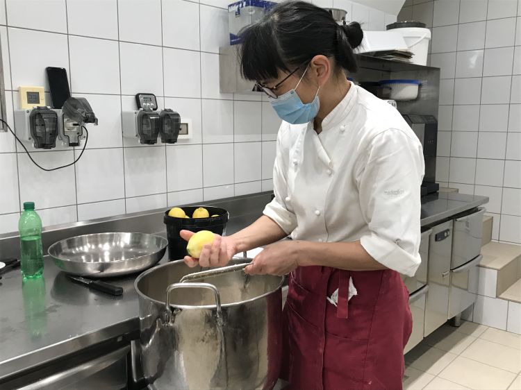 Reiko, collabora al fianco di Corrado Assenza nel laboratorio di Caffè Sicilia. Foto di Marialuisa Iannuzzi
