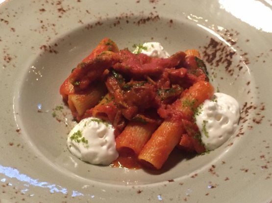 Rigatoni al ragù e spuma di pecorino
