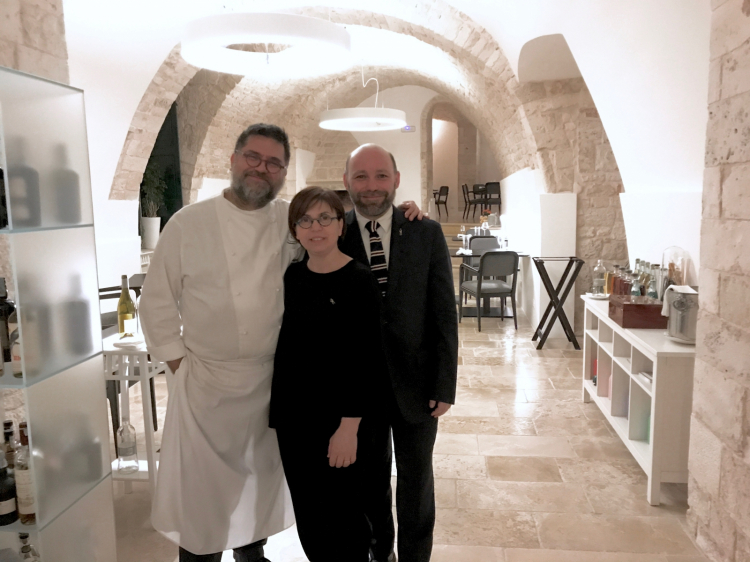 Angelo Sabatelli con la moglie Laura Giannuzzi, che cura la sala, e Gianni Tortora, dominus della cantina