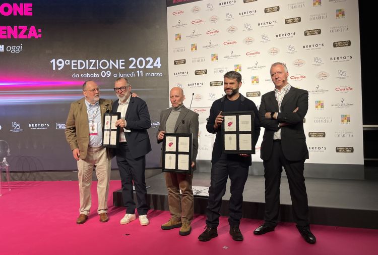 The speakers with the traditional commemorative plaque of Identità Milano 2024
