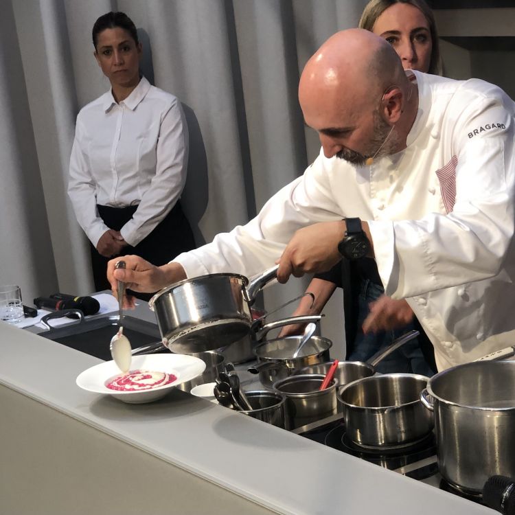 Lo chef Andrea Ribaldone nella fase di finitura del risotto
