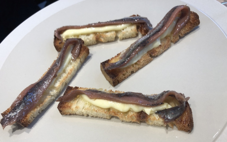 Pane (di Matera), burro (salato) e acciughe (Nardin del Cantabrico)