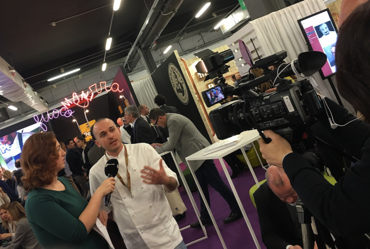 La giornalista Paola Cutini di Rai News 24 he intervista a Identità Milano lo chef Alessandro Rapisarda, vincitore del titolo italiano al S.Pellegrino Young Chef 2016

