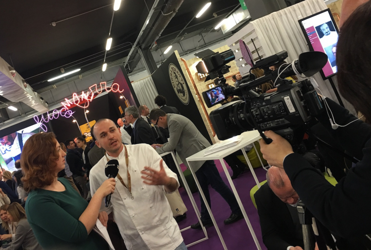 La giornalista Paola Cutini di Rai News 24 he intervista a Identità Milano lo chef Alessandro Rapisarda, vincitore del titolo italiano al S.Pellegrino Young Chef 2016