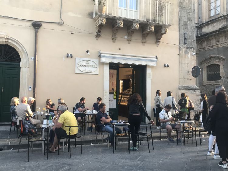 L'ingresso di Caffè Sicilia sul Corso Vittorio Emanuele a Noto, Siracusa. Foto di Marialuisa Iannuzzi
