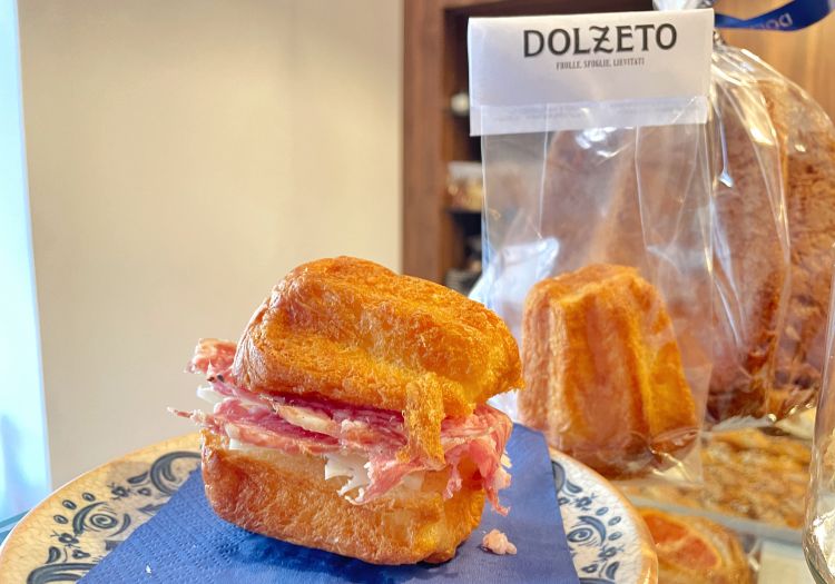 Colpo di fulmine: mini pandoro con soppressa e Asiago
