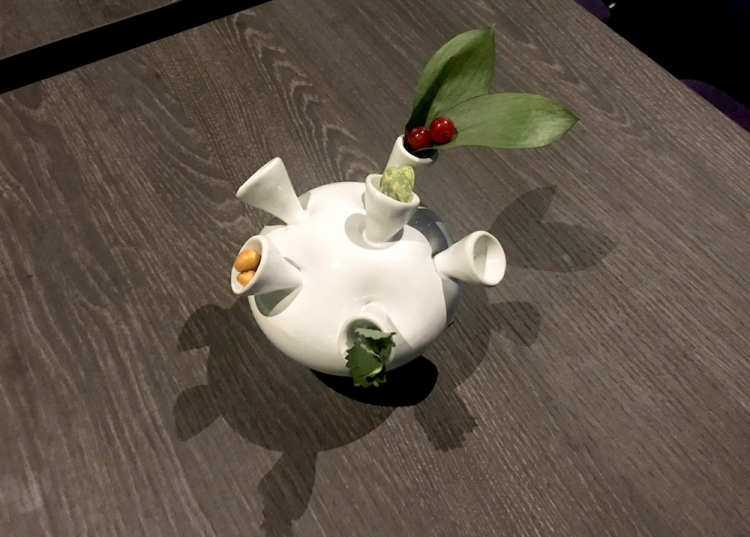 Benvenuto nei vasi creati dalla ceramista Caterina Amato: erbe aromatiche, ribes, semi di zucca tostati con tè matcha e vaniglia, semi di mais, pimpinella
