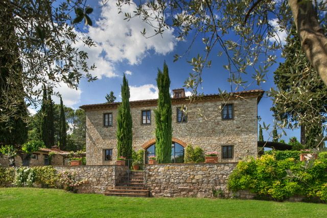 L'elegante facciata del Castello di Spaltenna