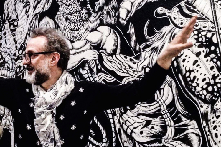 Massimo Bottura davanti al progetto di decorazion