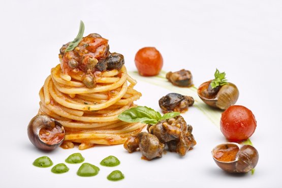 Spaghettone ai Vermituri, basilico e datterini di 