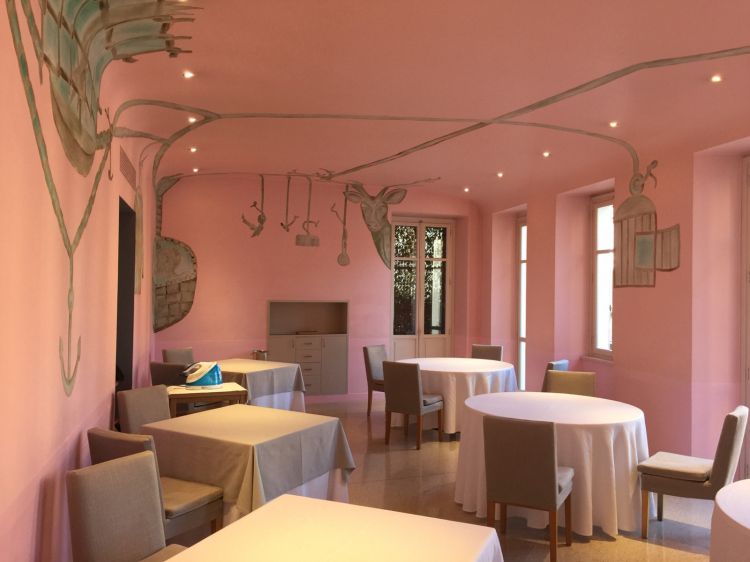 La sala rosa, decorata da Francesco Clemente
