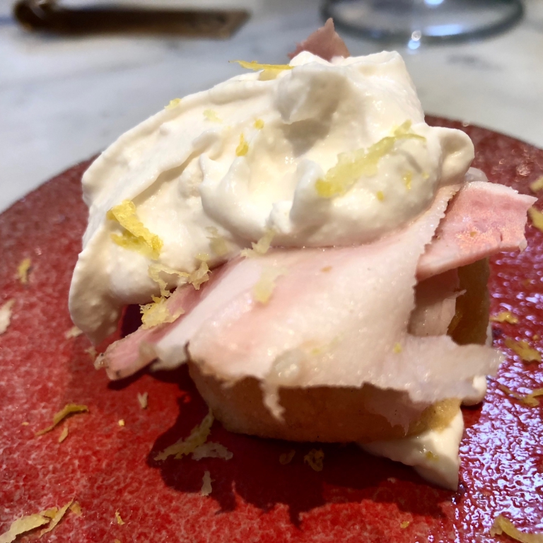 La Montanarina di Ciro è la prima di 3 meravigliose mini-pizze fritte (circa 5 cm di diametro), sormontate da ingredienti combinati ad arte per far godere. Questa con ricotta di fuscella di bufala, pancetta e zeste di limone sembra quasi un gelato su un disco fritto. «Ho comincia a lavorare sulle montanarine circa 5 anni fa. Sono un gioco che piace molto ai clienti».
