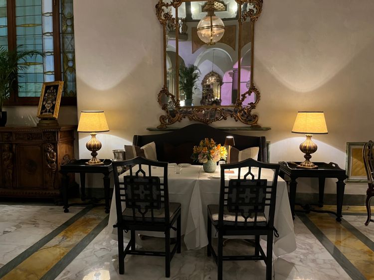 Atmosfera romantica ed elegante al Winter Garden, il ristorante gastronomico del St. Regis di Firenze, vista Arno - Foto AC