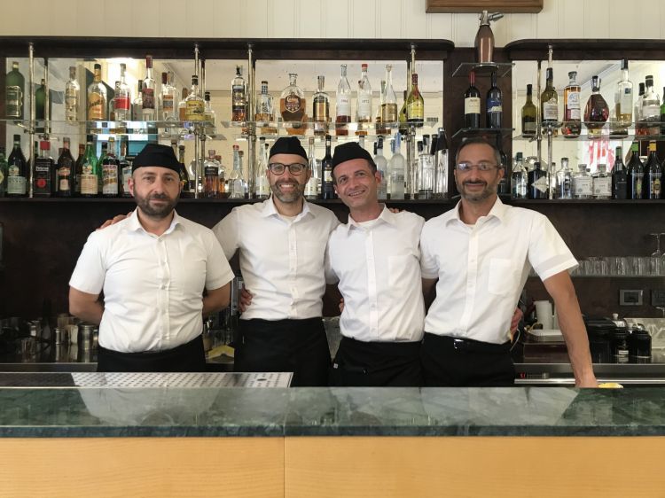 I sorrisi di Caffè Sicilia, ovvero la squadra di sala: Davide, Alessio, Saro e Vincenzo. Foto di Marialuisa Iannuzzi
