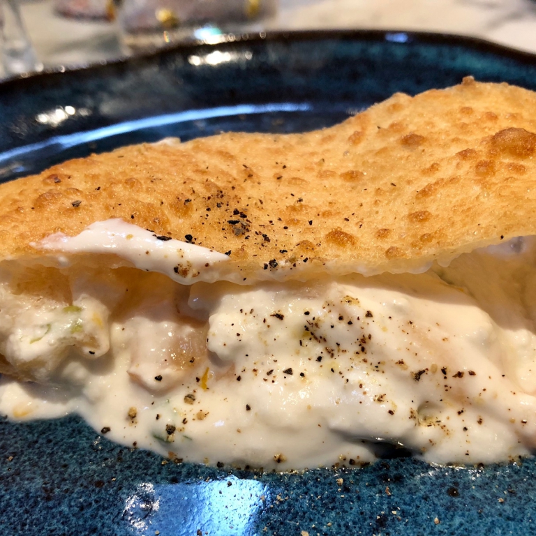 Parthenope. Un meraviglioso anello di calzone fritto, diviso in tre e riempito di ricotta di fuscella di bufala, ricciola affumicata, alghe di mare disidratate, zeste di arancia e un pizzico di pepe. «È il mio omaggio alla Costiera e alle sue bontà», spiega Ciro
