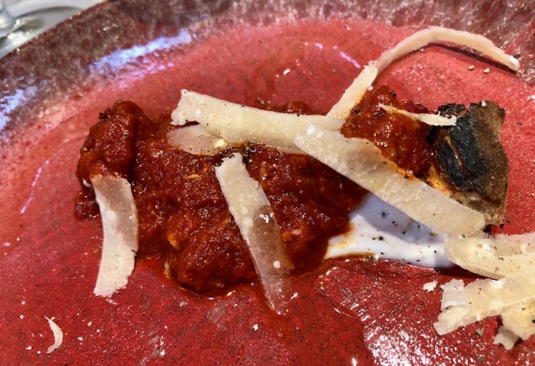 O Rrau’. Ultimo e decimo assaggio, sua maestà il ragù di carne napoletano. Sopra è arricchito con delle listarelle di parmigiano 48 mesi, sotto con ricotta di fuscella e piccoli tocchi di impasto di pizza al forno. Addio
