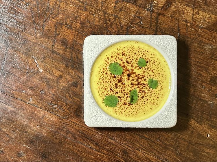 Crème brûlée al caciocavallo, molto golosa ma (errore tecnico) troppo liquida. Altro appetizer: Mela annurca affumicata, i suoi semi e miele (buonissima)