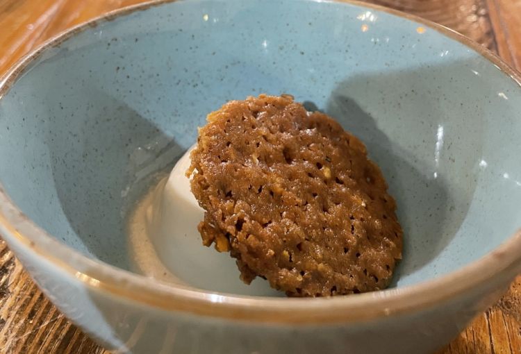 Gelato di foglie fermentate di fico e gelso con cialda di pistacchio
