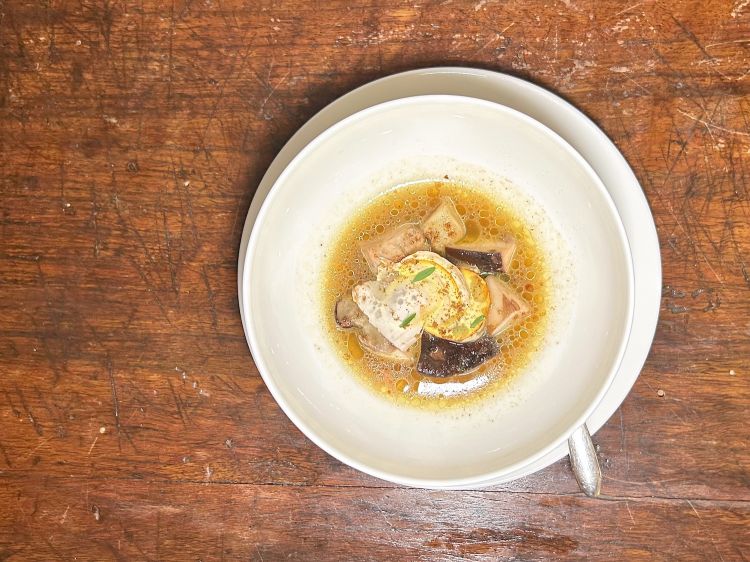 Zuppetta di funghi (leggiadra grazie all'uso delle erbe aromatiche)
