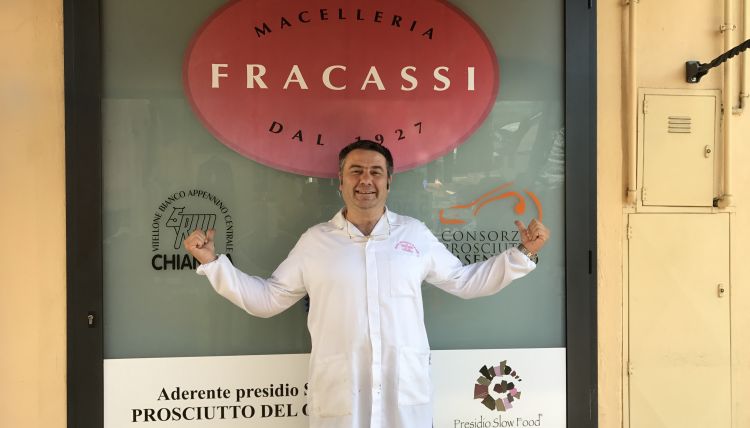 Fracassi davanti alla sua bottega a Rassina, frazione capoluogo di Castel Focognano, in provincia di Arezzo
