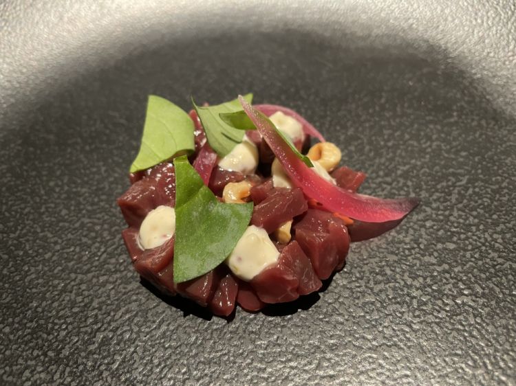 Battuta di cuore, nocciole, senape e erba ostrica: un piatto che Fronduti ha già proposto in diverse occasioni, il più rassicurante del menu Porcherie