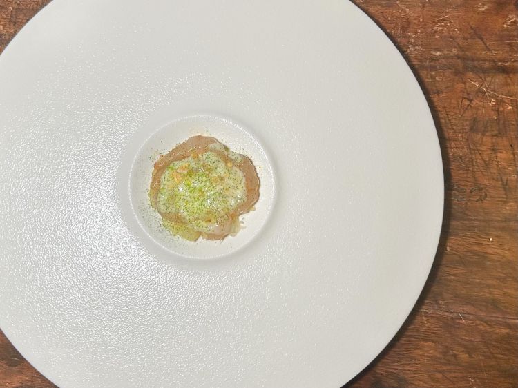 Insalata di limone pane, gamberi di nassa e crema di mandorla. Il limone pane, tipicamente campano e simile al cedro, ha buccia esterna sottile e albedo molto sviluppato. Il suo sapore è delicato e dolce. Il piatto nel suo insieme è eccezionale quanto a equilibri: complesso, sinuoso, un bel contrasto sempre elegante