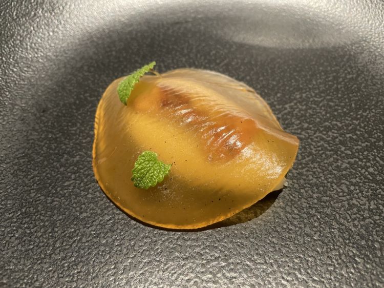 Seppia cruda, limone bruciato, midollo e melissa: piacevole la consistenza mantecata della seppia cruda, intensa e molto rinfrescante, con una bella nota amara, la gelatina di limone bruciato