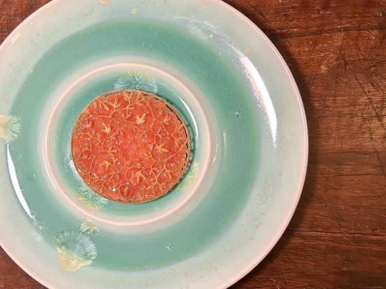 Ventresca di ricciola marinata, biscotto di Agerola e corbarini appassiti. Grandissimo piatto: la ricciola è marinata alle erbe che conferiscono profondità, la cialda di semola e farina di mais regala crunch, la dolcezza dei pomodorini fa il resto