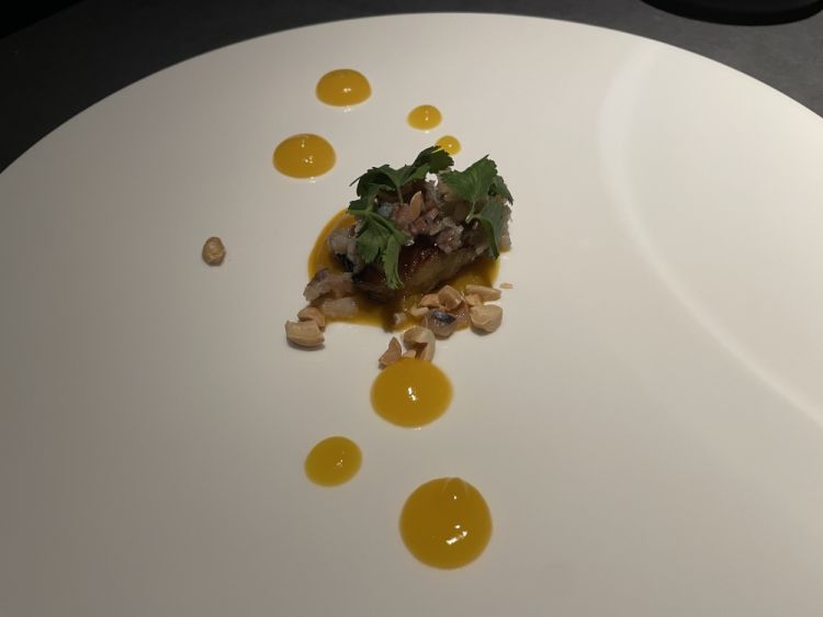 Grasso di manzo arrosto, sgombro marinato, leche de tigre e arachidi