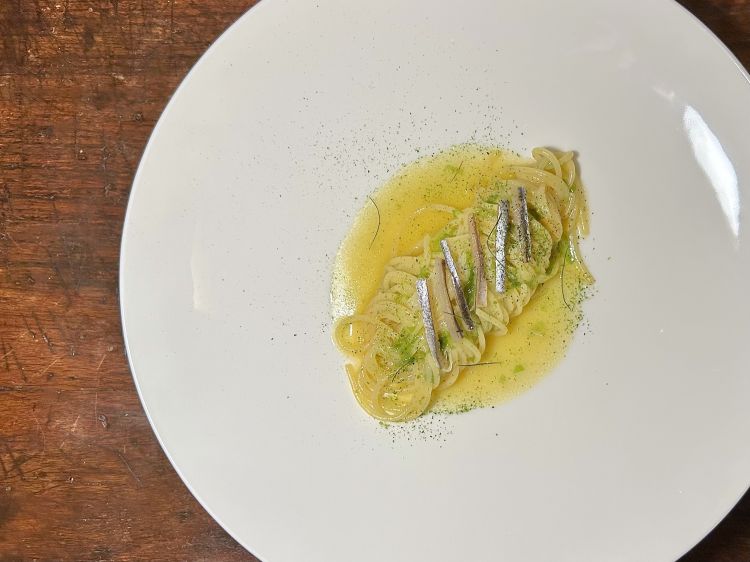Spaghettini di Gragnano con cipollotto nocerino, Parmigiano Reggiano, burro, alici affumicate e alghe. Golosissimo ma comunque armonioso. L'uso di un formato di pasta più turgido al morso aiuterebbe la masticazione e dunque la profondità