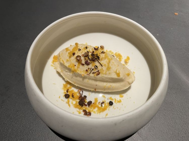 Gelato di tè hojicha, bottarga di muggine e pepe di sichuan