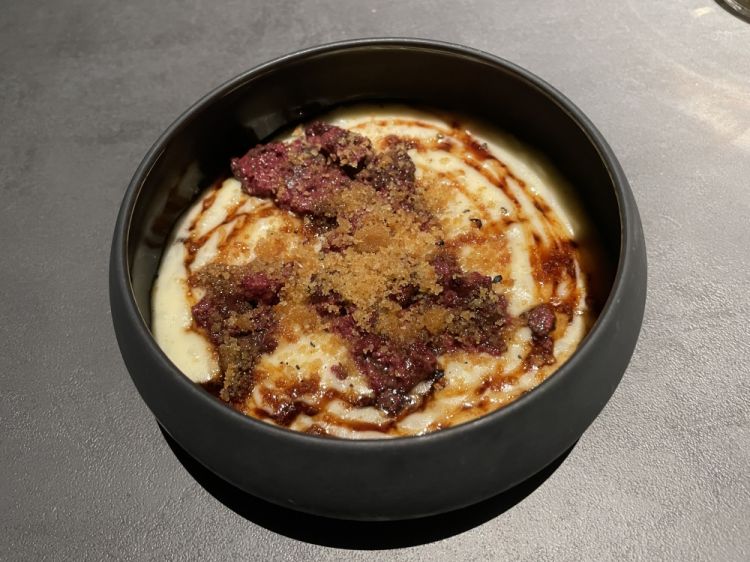 Un piatto fuori dal percorso Porcherie, assaggiato durante la nostra visita. Riso, mortadella di milza, marsala, caciocavallo e pane tostato: esempio perfetto della cucina di Fronduti, da mangiare a grandi cucchiaiate