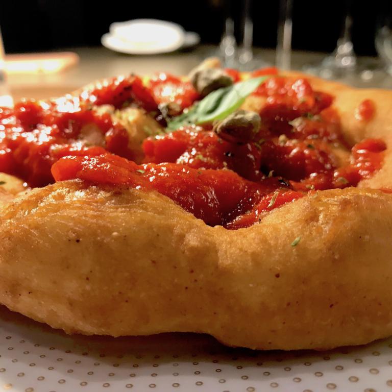 Montanara (pizza fritta con pomodoro, origano, capperi e basilico). In abbinamento: Berlucchi ‘61 Satèn Docg - Berlucchi