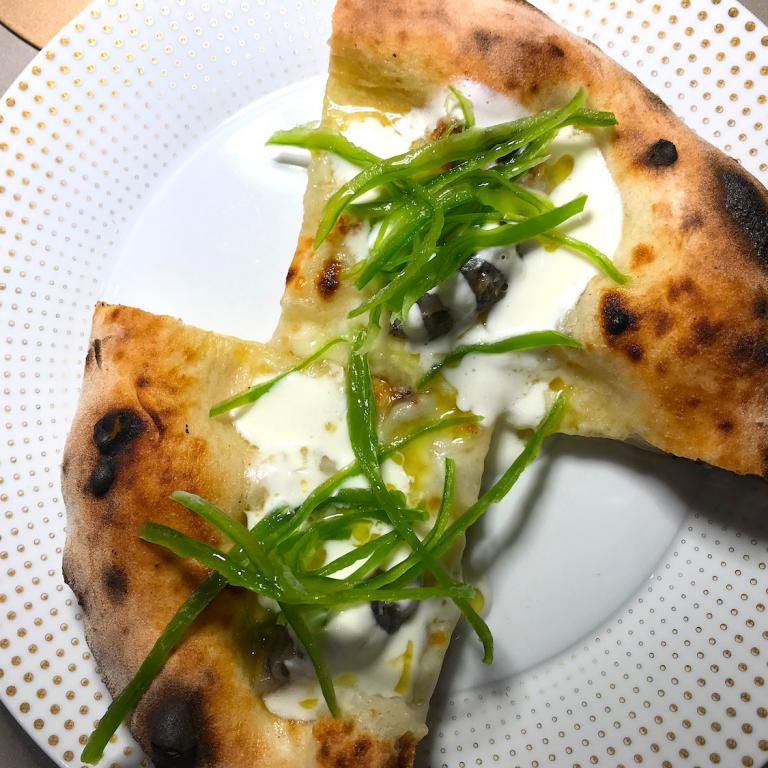 Identità in Pizza di Franco Pepe e Alessandro Rinaldi (fiordilatte, tartare di alici di Cetara, finocchietto selvatico, peperoni friggitelli e yogurt acido di bufala). L'impasto è di Pepe, ma il topping - molto fresco e aromatico - è stato ideato da Rinaldi, chef di Identità Golose Milano. In abbinamento: Berlucchi ‘61 Satèn Docg - Berlucchi
