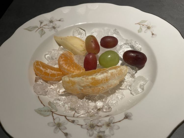 La piccola pasticceria, da Manna, è una porzione di frutta di stagione