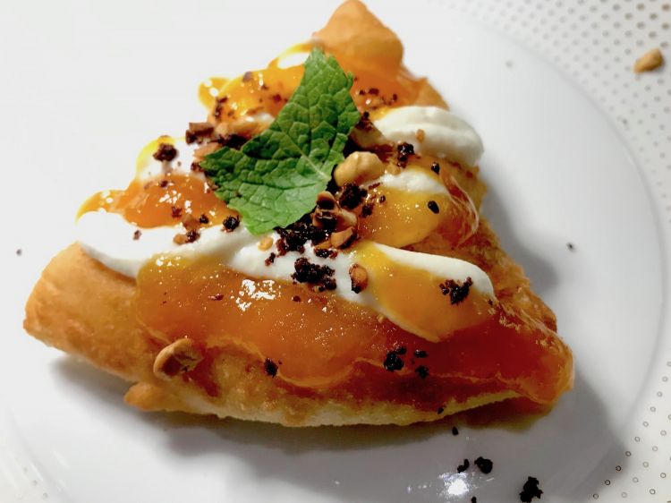 La Crisommola del Vesuvio (trancio di pizza fritta con ricotta di bufala aromatizzata con zest di limone, confettura di albicocche del Vesuvio, nocciole tostate, olive disidratate varietà Caiazzana, menta fresca). In abbinamento: Moët Nectar Impérial AOC - Moët