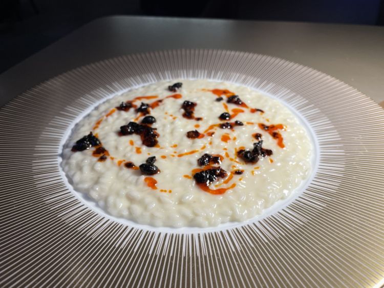 Risotto alla parmigiana e laoganma (fagioli neri conservati in soja e peperoncino). Per chi scrive, il piatto della serata. La semplicità irresistibile di un risotto fatto a regola d'arte che incontra la complessità aromatica di una preparazione di origine asiatica, che dà un leggero tono piccante e un'affascinante nota agrodolce
