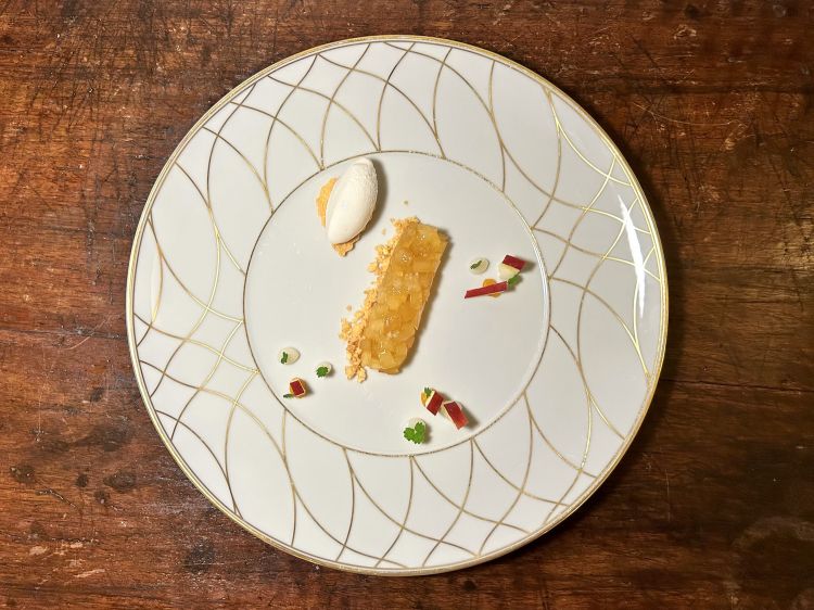 Melannurca, crumble di arachidi, gelato al fieno, frolla vegana, crema e composta di mandorla