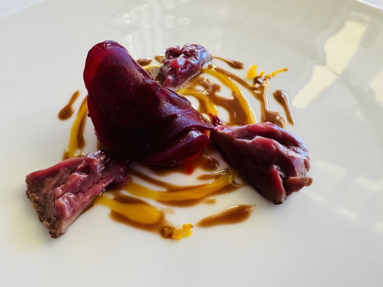Rognone di pecora con arancia e parfait di barbabietola