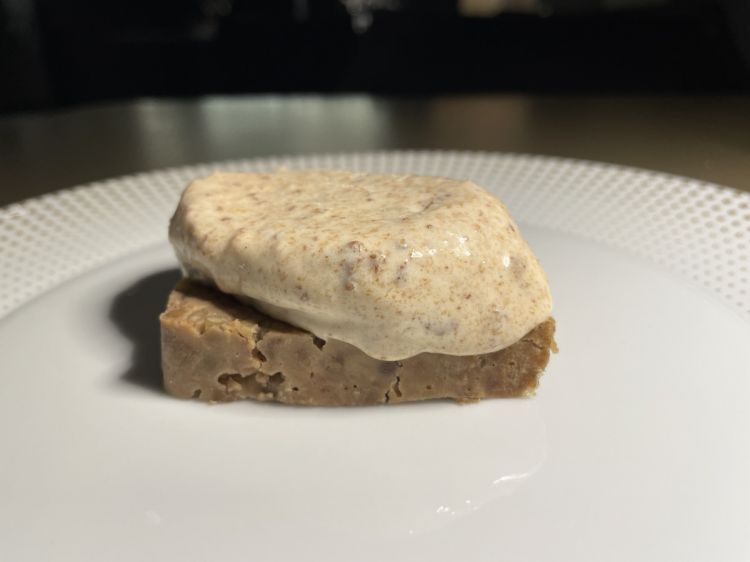 Gelato al pain perdu e lenticchie. Un dolce ricco che parte da un ingrediente povero come il pane "recuperato": delizioso
