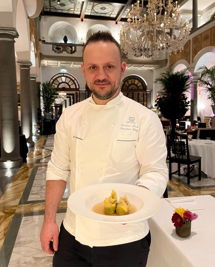 Lo chef Gentian Shehi con i Ravioli Firenze-Tokyo
