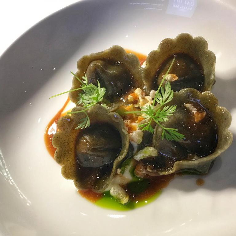 Tortelli di grano arso in farcia di ragù di braciole, cime di rapa e pecorino
